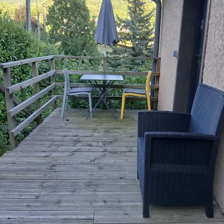 Avec Cuisine, Entree Et Terrasse Privee ! Appartement Curienne